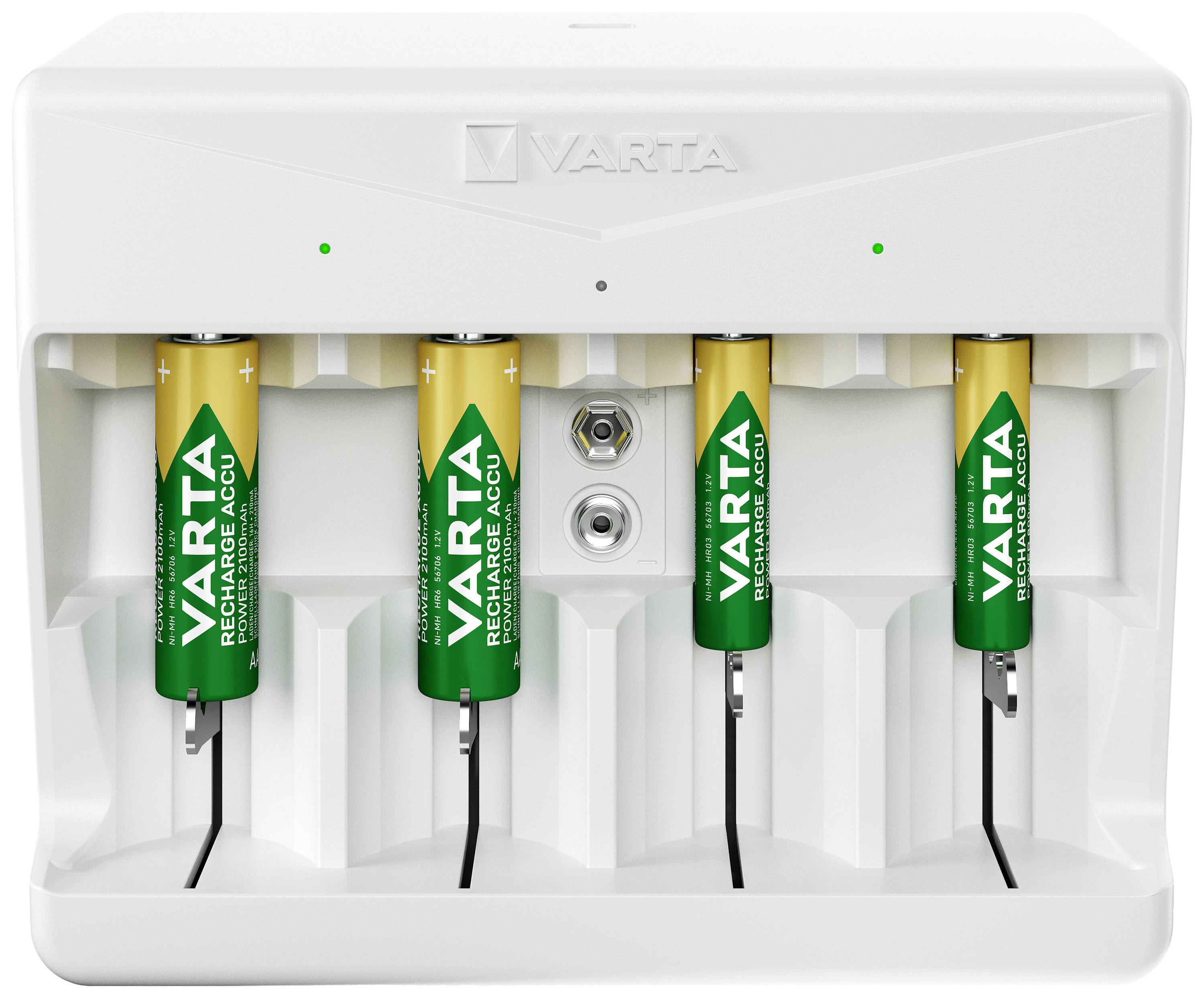 Quatre piles Varta dans un chargeur blanc, deux déjà chargées (indicateur vert), deux en cours de charge (indicateur rouge).