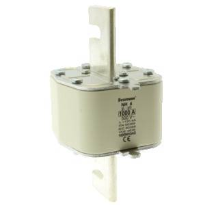 Un fusible NH avec l'inscription : 'NH 4, 1000 A, 500 V', adapté pour une utilisation industrielle et des courants élevés.