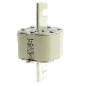 Un fusible NH de 1000 A, 500 V. Le boîtier est clair et dispose de connexions en haut. Utilisé dans les installations électriques.