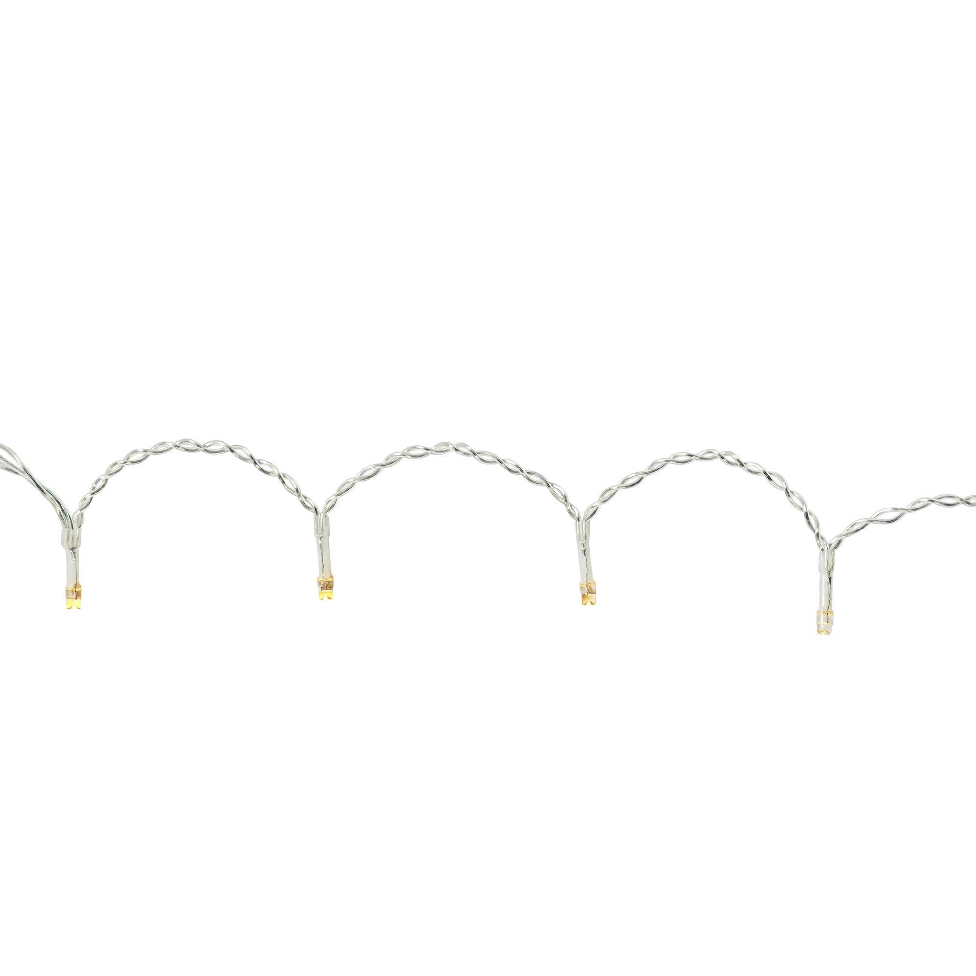 Une rangée de guirlandes lumineuses blanches, uniformément réparties et éteintes, sur un fond blanc.
