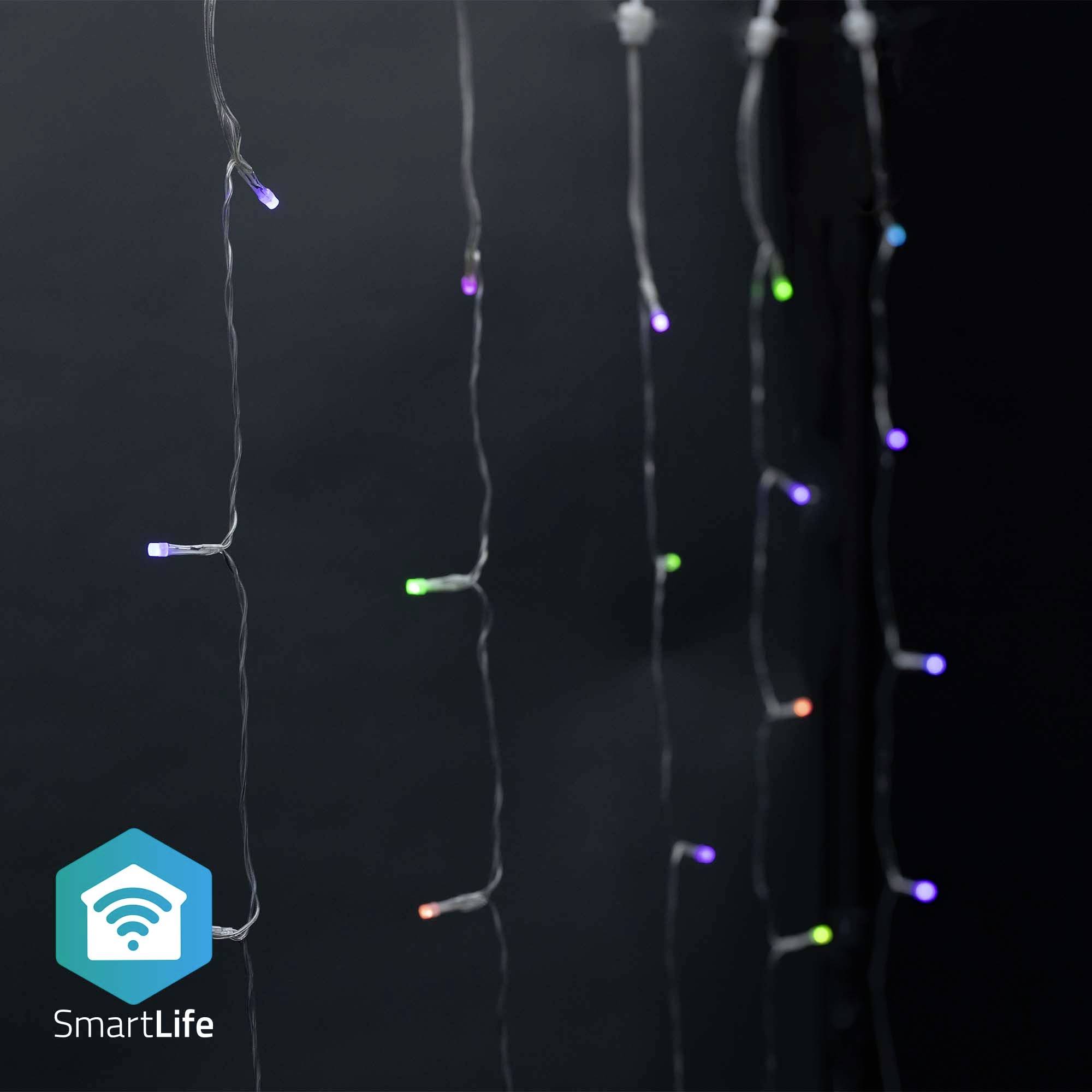Guirlande lumineuse avec des LED colorées suspendue devant un fond sombre. En bas à gauche, un logo bleu portant l'inscription 'SmartLife'.