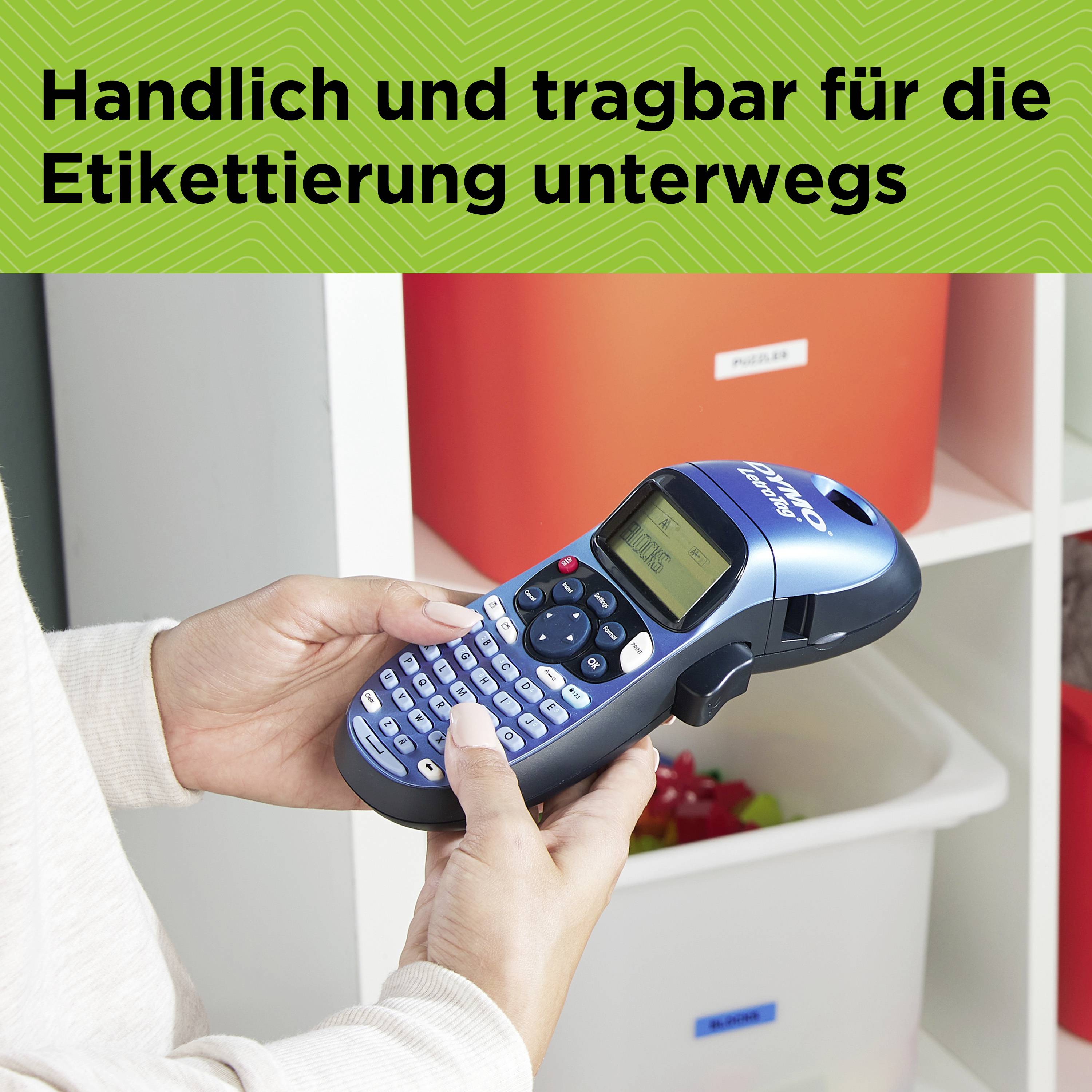 Une personne tient un appareil d'étiquetage portable devant une étagère de boîtes de rangement. En haut, il est écrit : « Pratique et portable pour étiqueter en déplacement ».