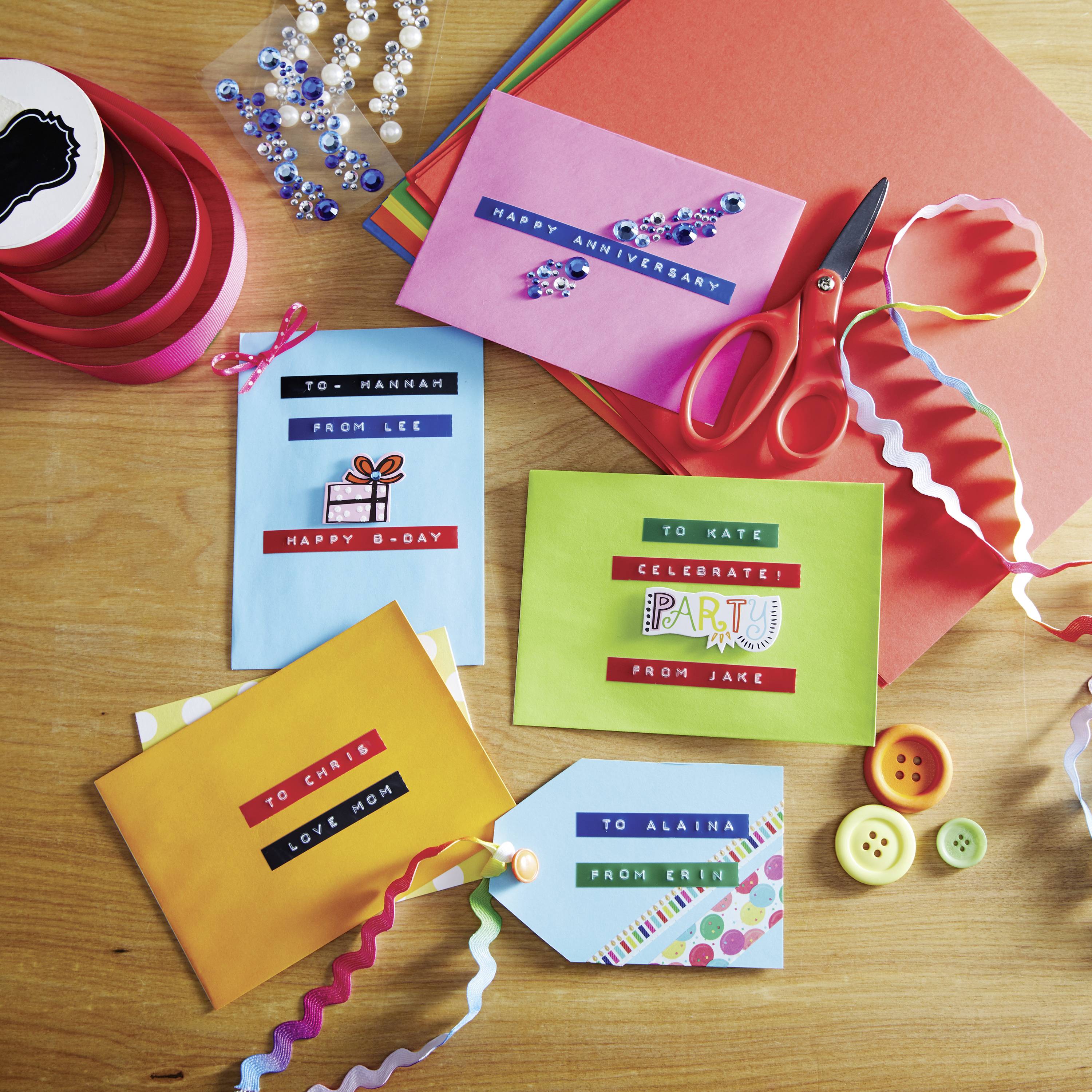 Kit de papeterie avec enveloppes, cartes et autocollants. Les enveloppes sont personnalisées avec des noms et des occasions comme 'Joyeux Anniversaire'.