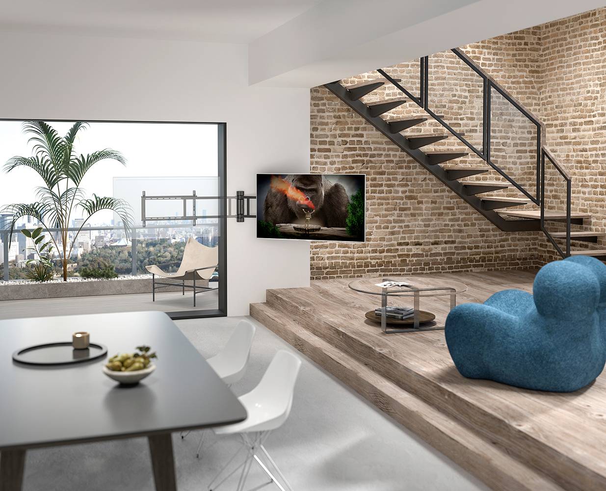 Espace de vie moderne avec des murs en briques et un escalier ouvert, un fauteuil bleu confortable, une télévision murale et vue sur une terrasse donnant sur un paysage urbain.