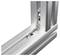 Un angle de cadre en profilés d'aluminium, reliés par une vis intérieure, idéal pour des constructions de cadres industriels ou de meubles stables.