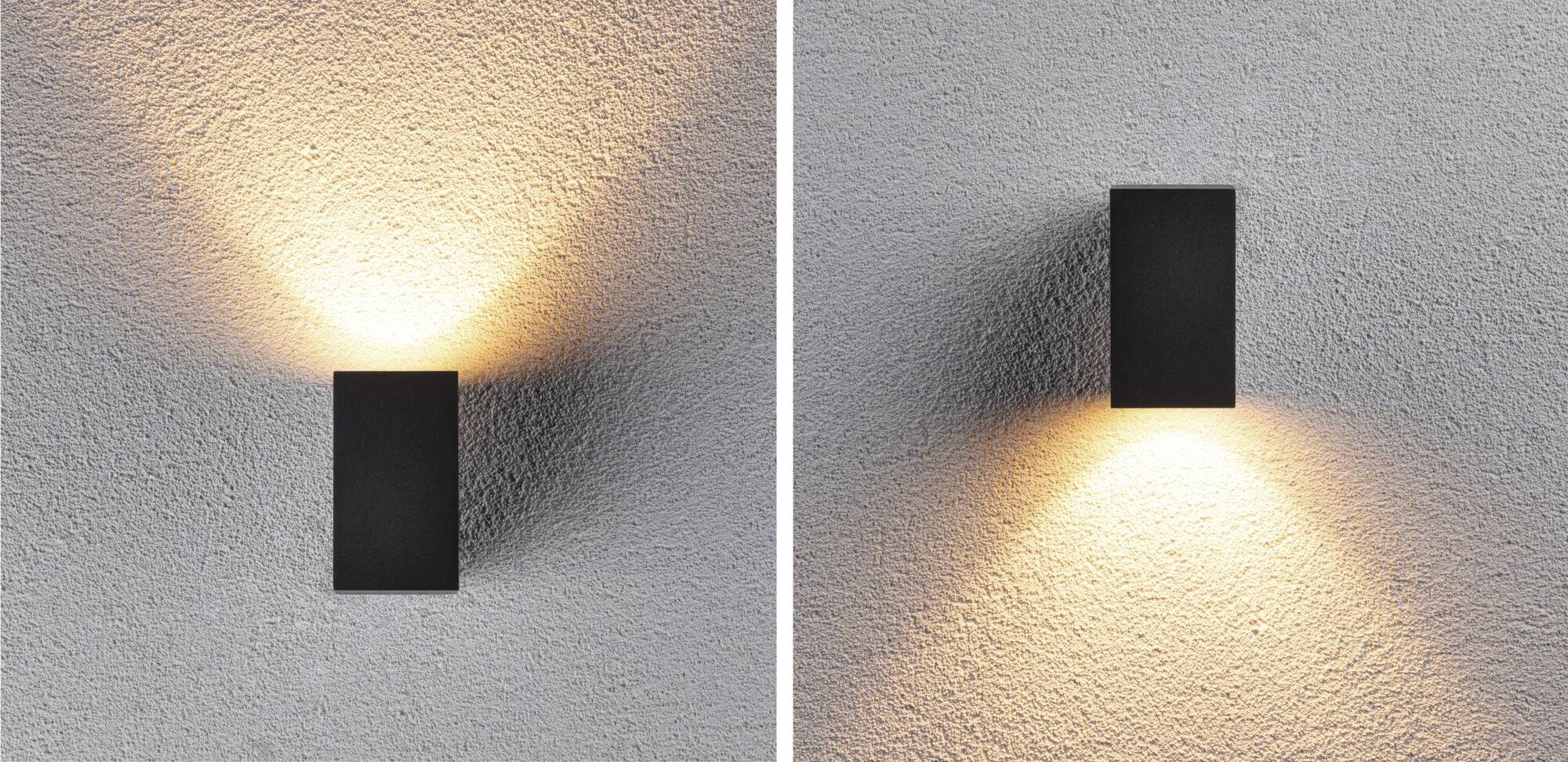 Deux appliques murales sur un mur gris : à gauche, un faisceau lumineux orienté vers le haut et vers le bas, à droite, un faisceau dirigé uniquement vers le bas. Les deux émettant une lumière chaleureuse.