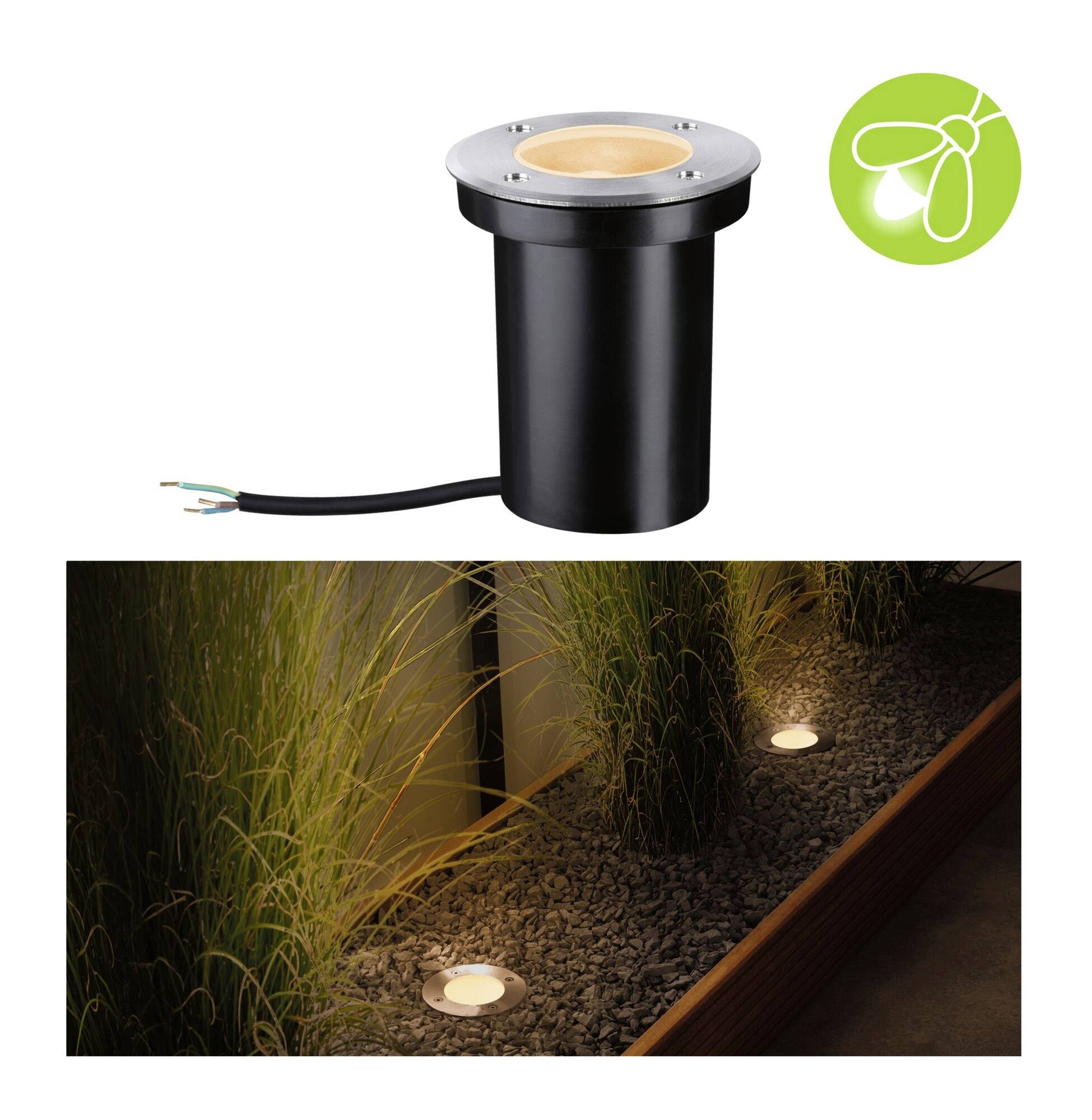 Un spot encastré rond au boîtier noir et à l'étiquette énergétique. En bas, le spot éclaire un lit de graviers, entouré de plantes.