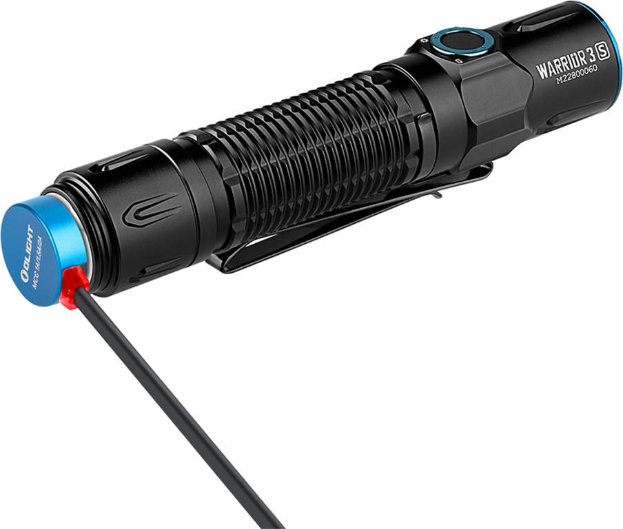 Une lampe de poche noire avec une poignée striée et un bouton bleu, sur laquelle est inscrit 'Warrior 3S' et 'H22100650'. Un chargeur est branché.