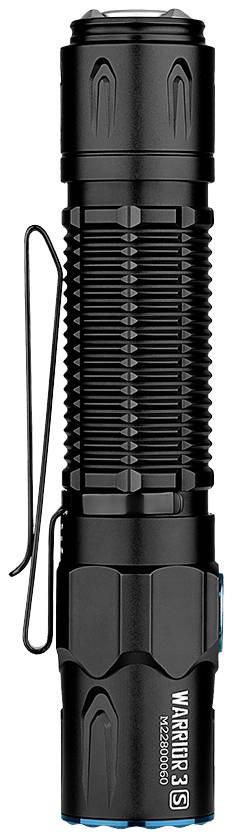 Lampe de poche noire avec poignée striée et clip latéral, debout.