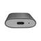 Un adaptateur de charge USB-C de forme ovale avec un seul port, entouré d'un boîtier argenté.