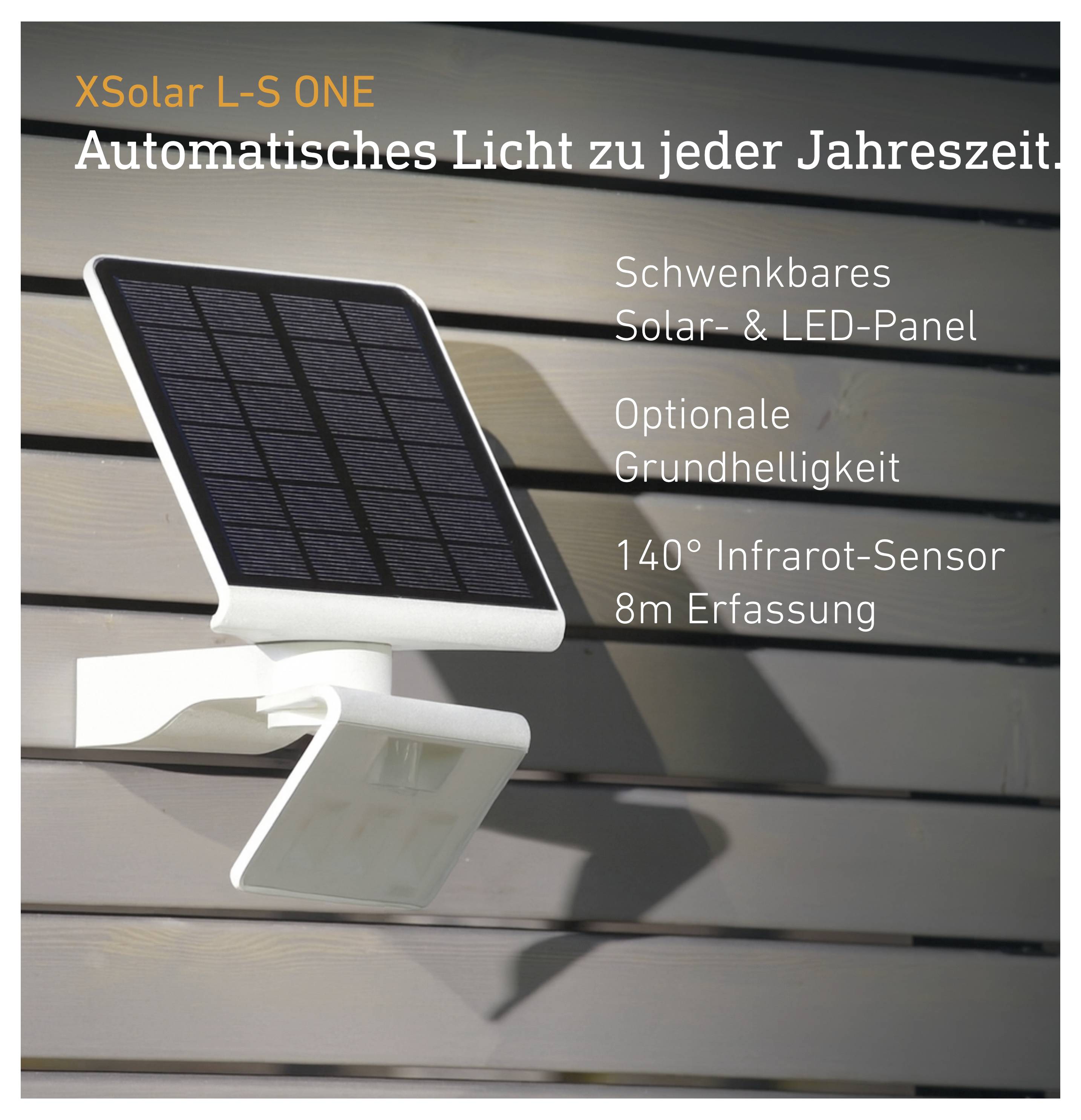 Lumière solaire et LED « XSolar L-S ONE » sur mur de maison avec capteur ; le texte mentionne l'éclairage automatique, la fonction de pivotement, l'éclairage de base et le capteur infrarouge 140° jusqu'à 8 m.