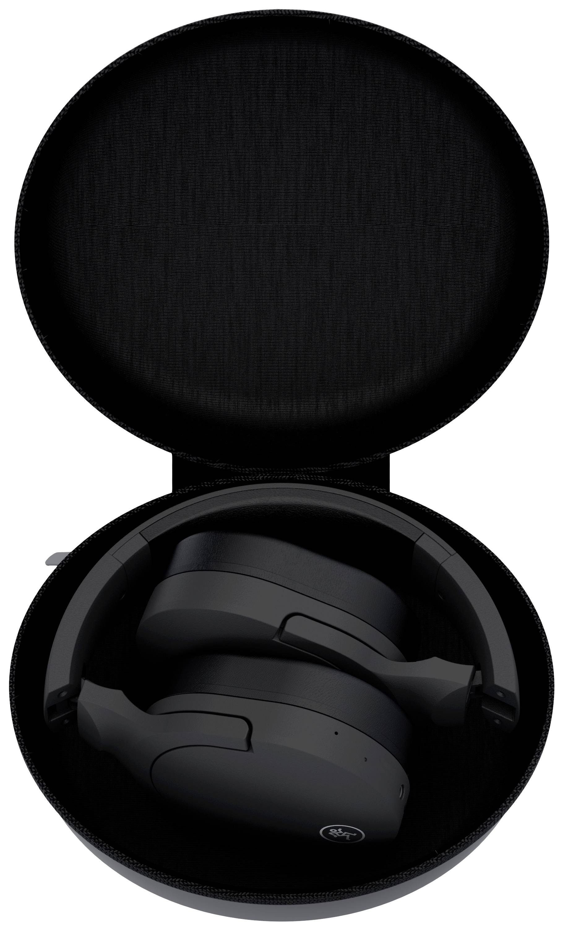 Un casque noir dans un étui rond ouvert. Le casque est plié et soigneusement placé à l'intérieur de l'étui.