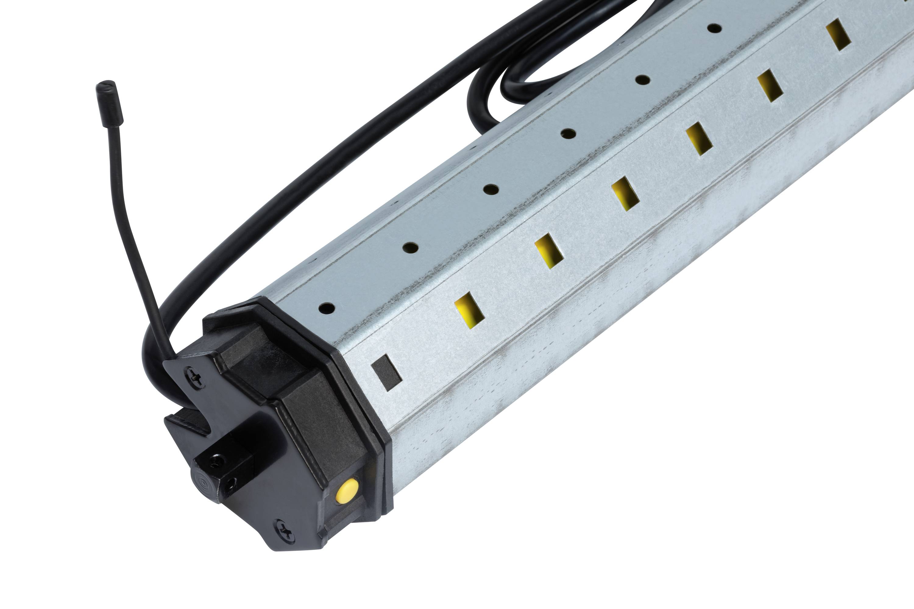 Un répartiteur électrique argenté avec plusieurs emplacements et un câble noir, adapté pour une utilisation dans les ateliers ou les garages.