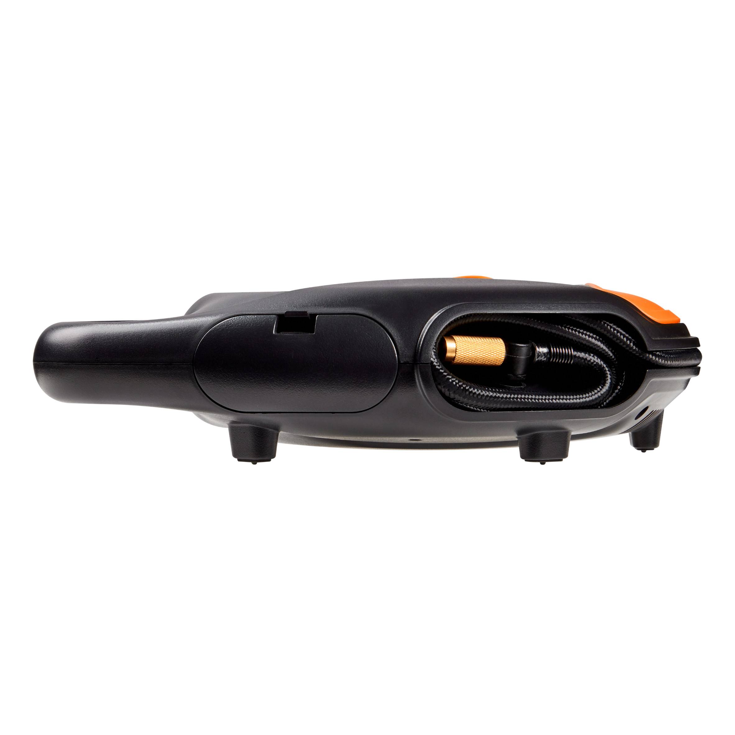 Un aspirateur à main portable noir avec des touches orange, posé horizontalement avec son câble et ses connexions visibles.