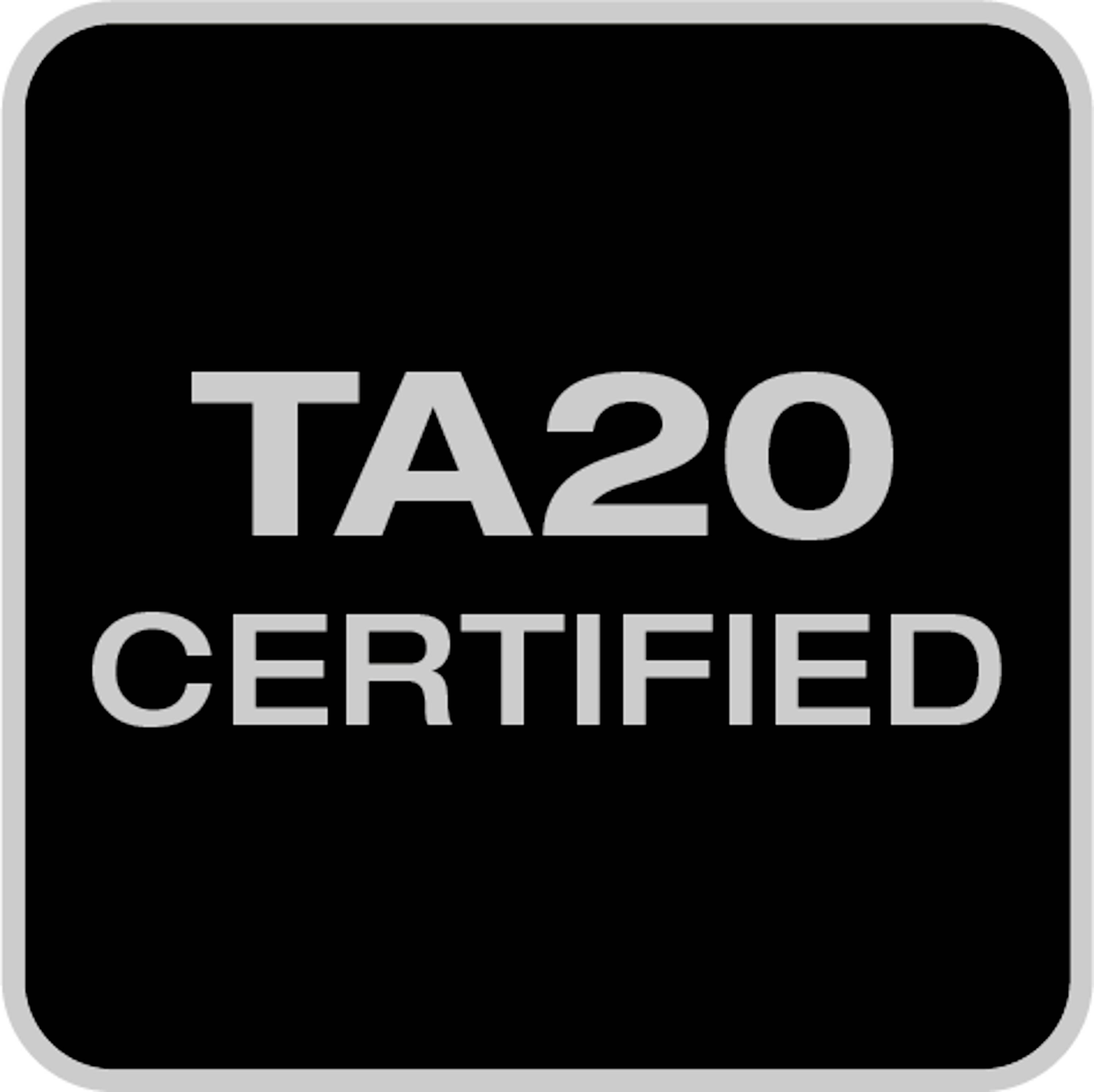 Badge avec l'inscription 'TA20 CERTIFIED' en lettres grises sur fond noir.