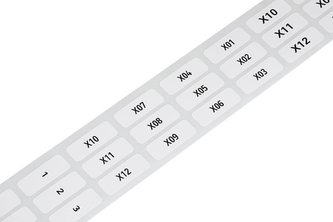 Une série d'étiquettes blanches sur une feuille, numérotées de 'X01' à 'X12'.