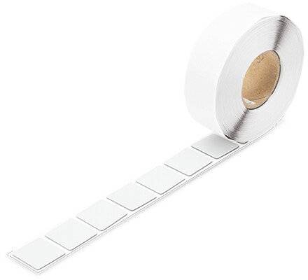 Un rouleau d'étiquettes blanches, partiellement déroulé, présente plusieurs sections rectangulaires destinées à l'étiquetage.