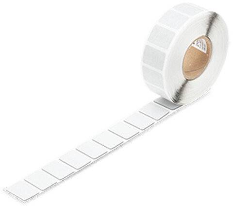Un rouleau d'étiquettes blanches, partiellement déroulé. Les étiquettes sont rectangulaires et disposées de manière uniforme.
