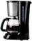 Une machine à café filtre noire avec une carafe en verre, à moitié remplie de café. L'échelle de mesure sur le côté indique la quantité d'eau.