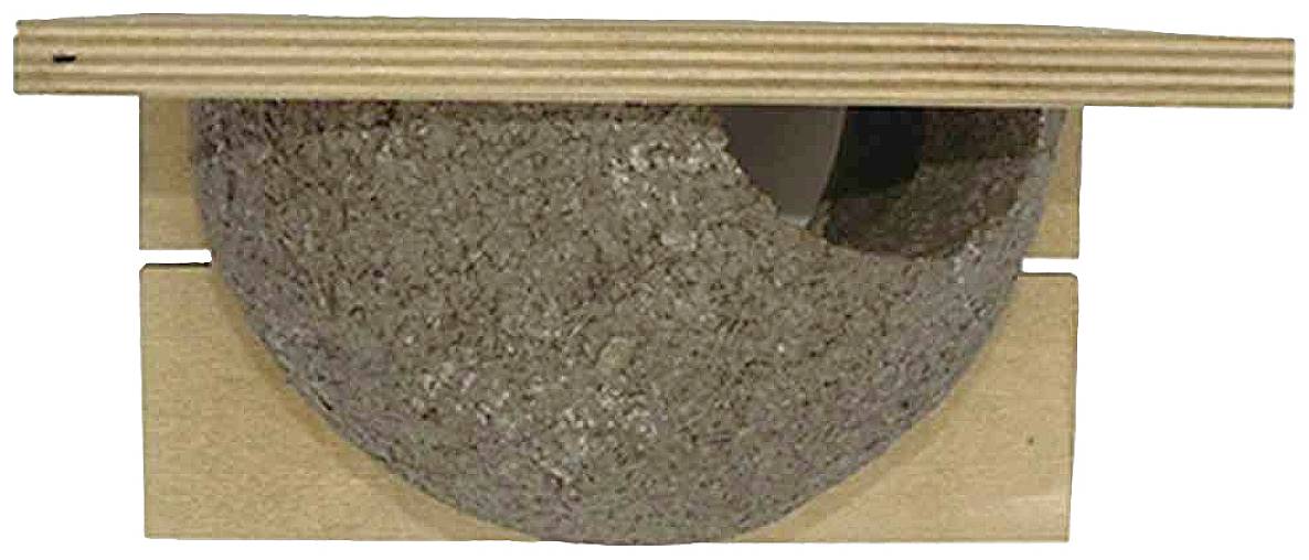 Maisonnette en bois avec une construction semi-circulaire en béton en dessous. Adaptée comme site de nidification pour les oiseaux.