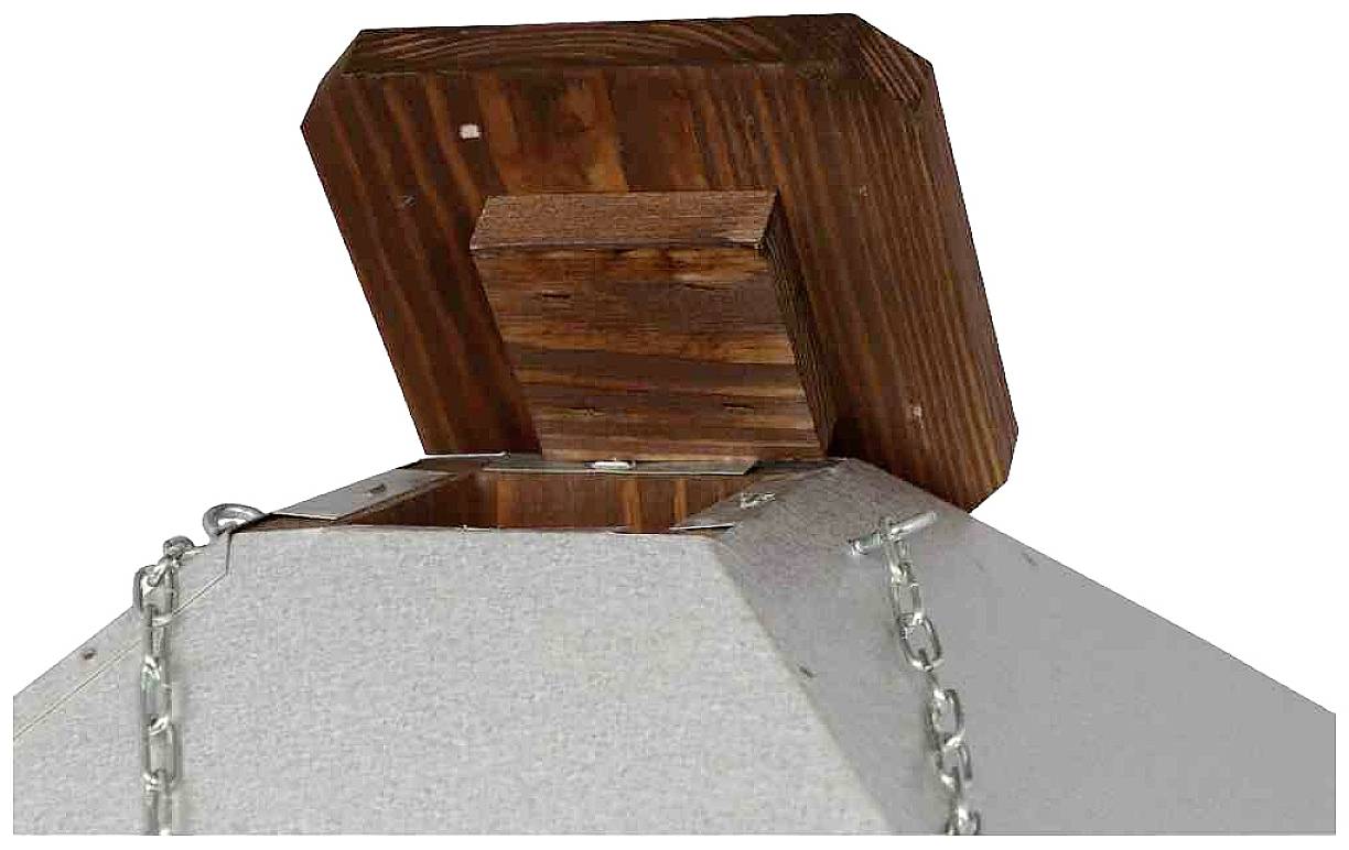 Un couvercle en bois est légèrement ouvert et fixé à une boîte métallique. Des chaînes sont attachées sur les côtés de la boîte.