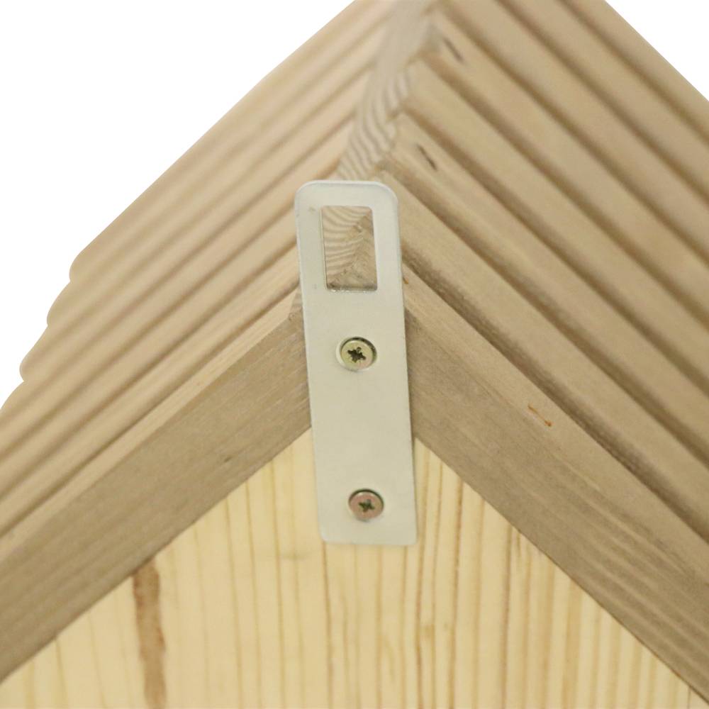 Jonction de bois à un angle, renforcée par un étrier métallique fixé avec deux vis.