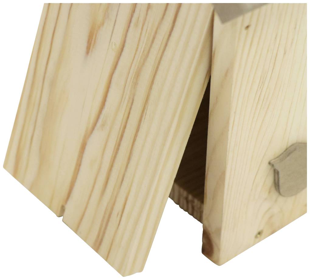 Vue sur une structure en bois avec une porte ou un volet ouvert, révélant un intérieur plus sombre. Adaptée aux oiseaux ou aux petits animaux.