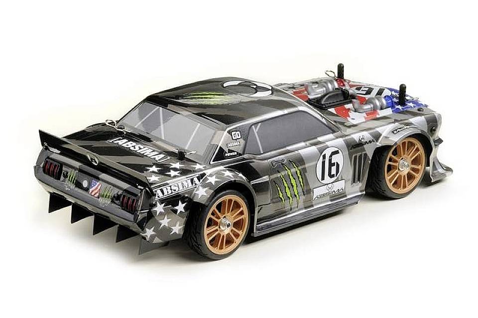 Une voiture télécommandée au look de course, avec un design voyant et des logos de sponsors, roule sur une surface lisse.