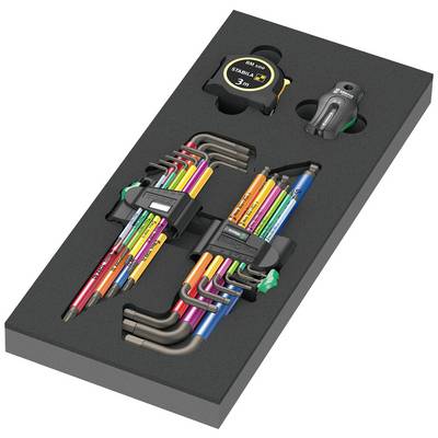 Un ensemble d'outils composé de clés Allen colorées, d'un mètre ruban et d'un taille-crayon, soigneusement rangé dans un coffret en mousse noir.