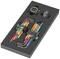 Un ensemble d'outils composé de clés Allen colorées, d'un mètre ruban et d'un taille-crayon, soigneusement rangé dans un coffret en mousse noir.
