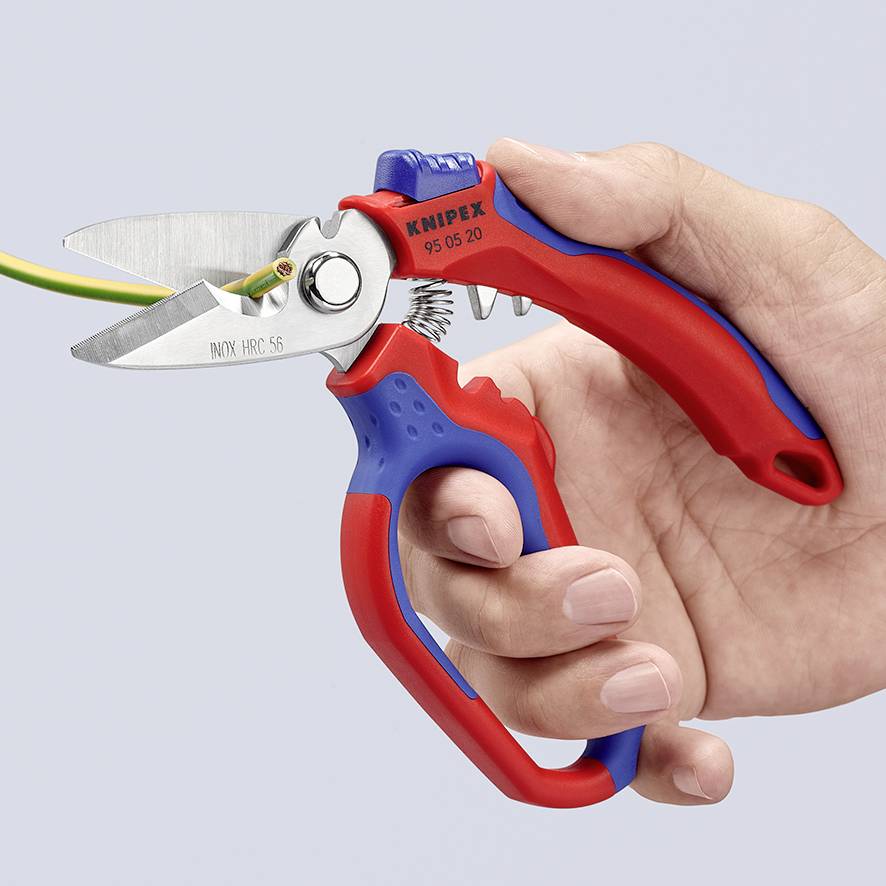 Une main tient une pince multifonction bleue et rouge, coupant un câble jaune. La pince porte l'inscription 'Knipex'.