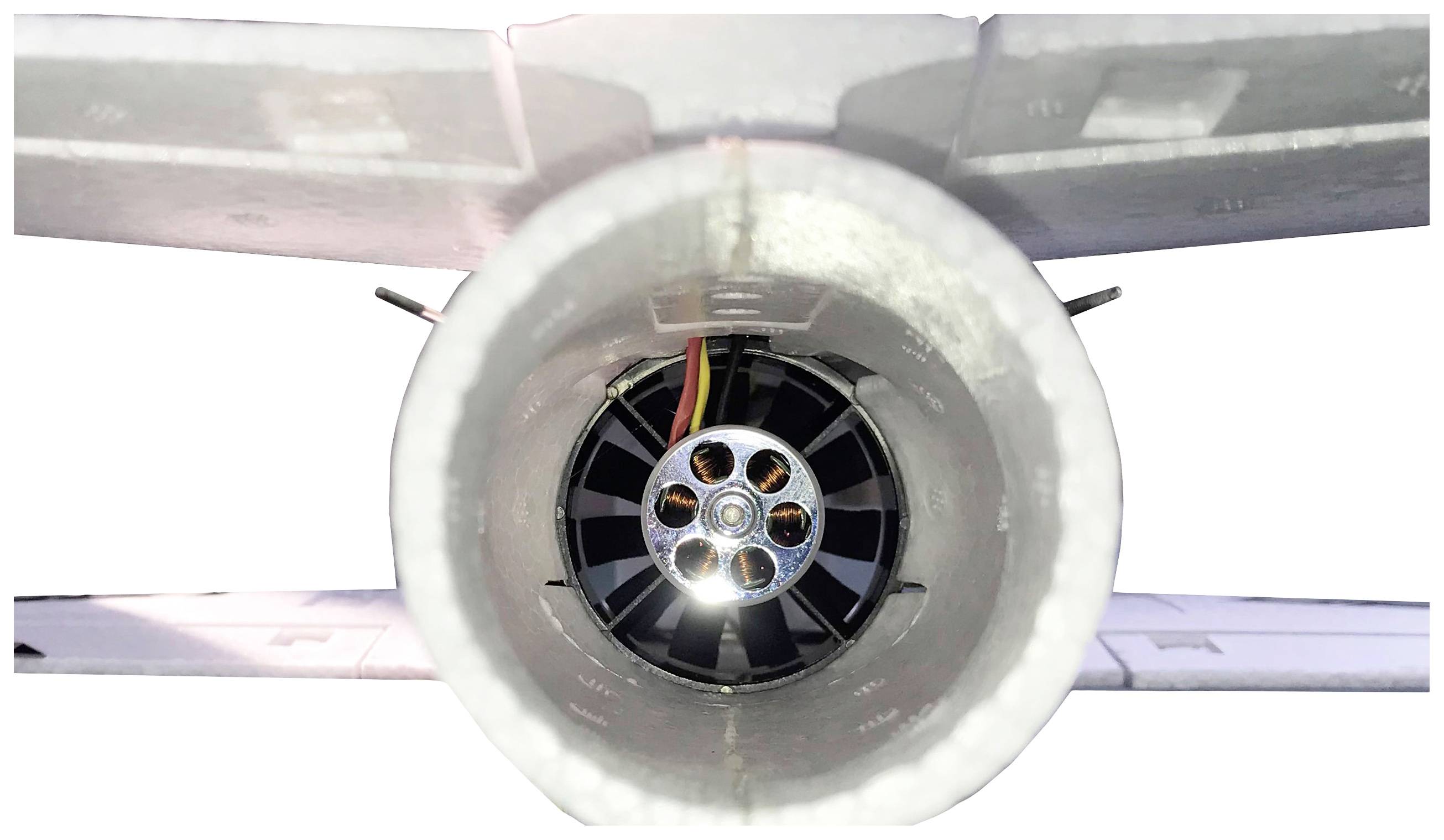 Un modèle d'avion, photographié de dos, montre l'arrière et le moteur de l'appareil.