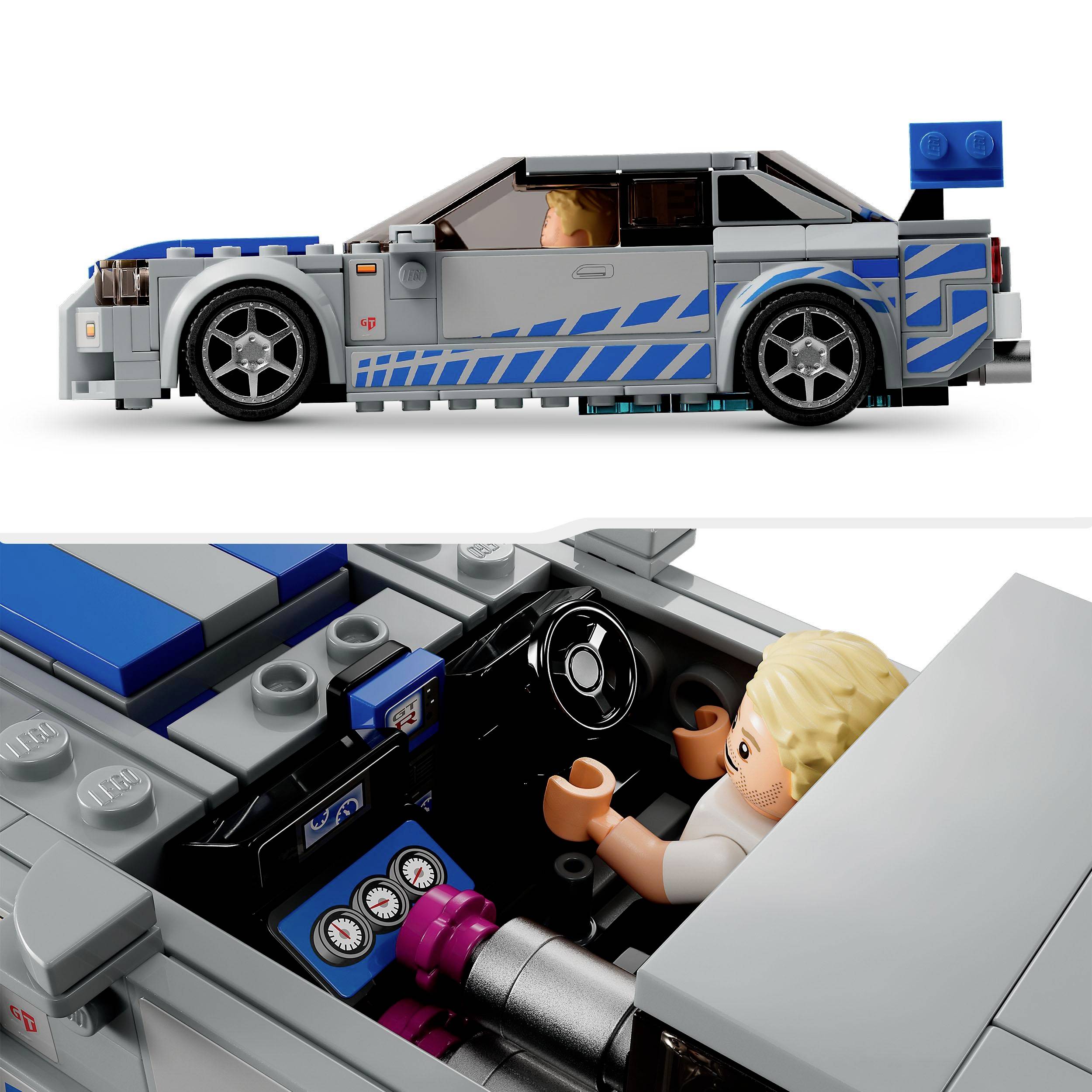 Une voiture jouet grise et bleue construite en blocs, équipée d'un aileron. Une figurine est au volant, l'intérieur révèle des commandes détaillées.