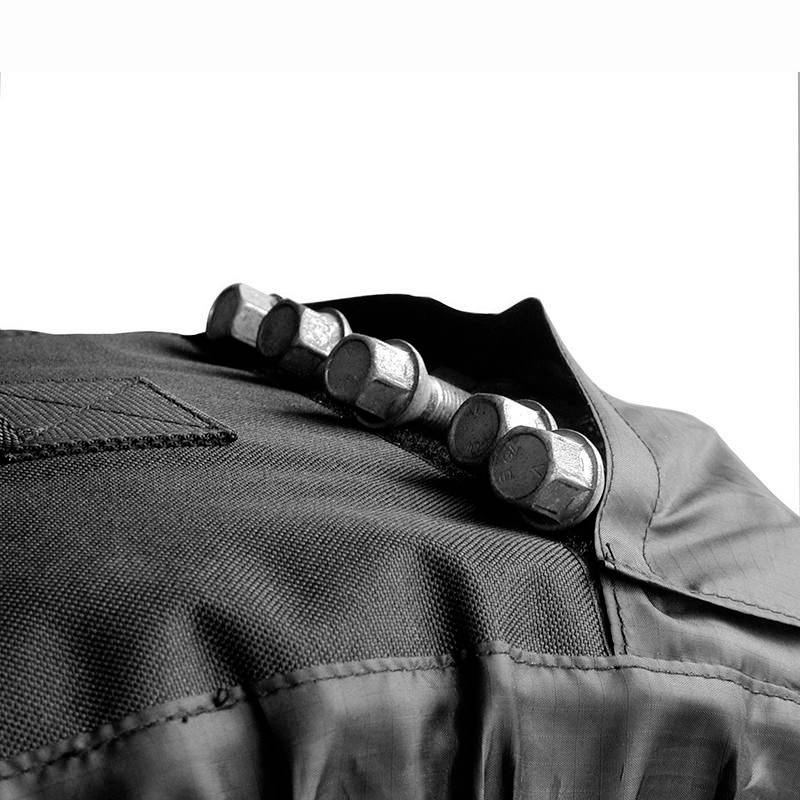 Veste avec des boutons cousus en ligne, noir et blanc, avec un focus sur la texture du tissu et le design des boutons.