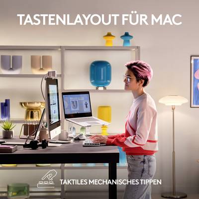 Une personne travaille sur un ordinateur avec une décoration colorée en arrière-plan. Texte en haut : 'Disposition des touches pour Mac'. En bas : 'Frappe mécanique tactile'.