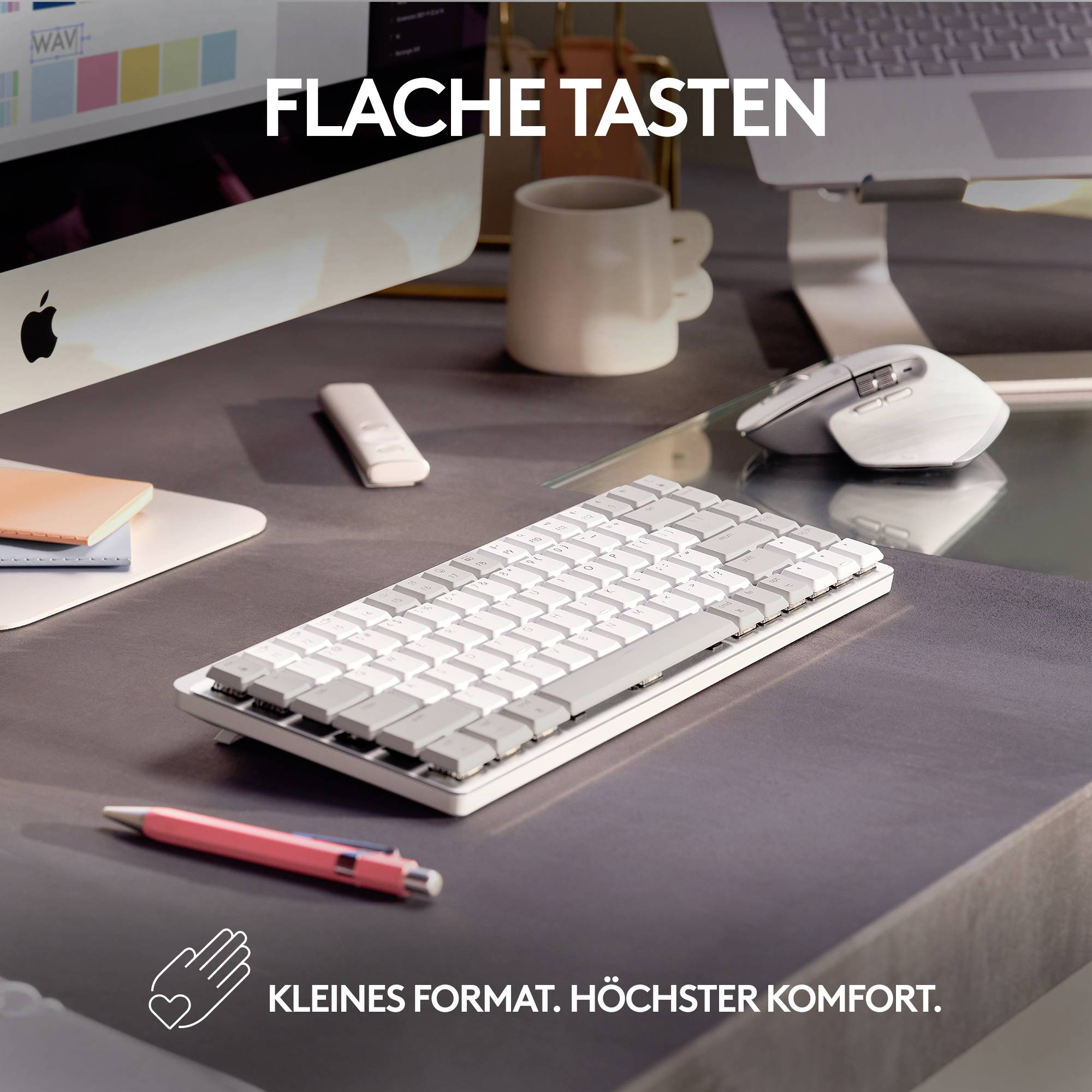 Clavier sur un bureau avec l'inscription « Touches plates », à côté duquel on peut lire « Format compact. Confort optimal. » en arrière-plan de l'image.