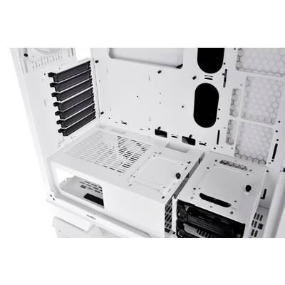 Boîtier d'ordinateur blanc vide avec plusieurs baies de disques durs, passages de câbles et fentes de ventilation, adapté à la construction de PC.