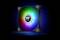 Un ventilateur d'ordinateur coloré et lumineux de Thermaltake sur un fond noir, révélant un spectre irisé de couleurs RGB.
