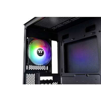 Un boîtier d'ordinateur montre un ventilateur RGB installé. Il illumine l'intérieur du boîtier avec des couleurs lumineuses.