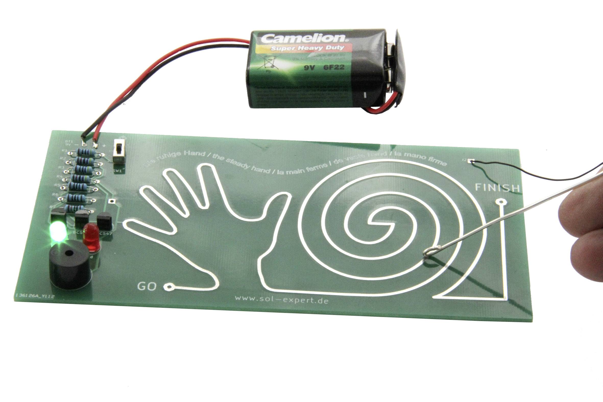 'Jeu électronique d'adresse avec labyrinthe sur circuit imprimé, LED verte et rouge, pile 9V, point de départ et d'arrivée.'