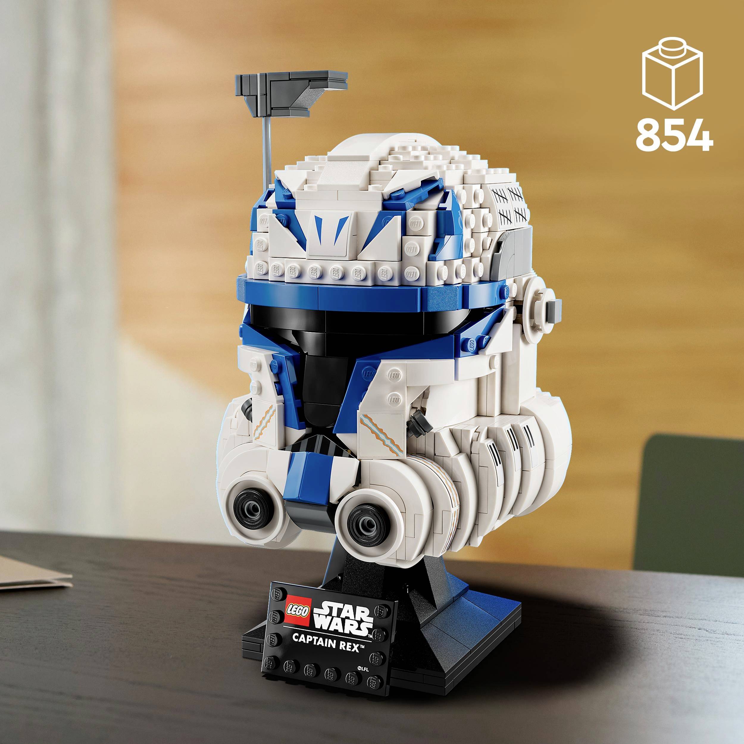 Modèle LEGO du casque du Capitaine Rex de la série Star Wars posé sur une table, numéroté 854, avec un écriteau nominatif sur la base.