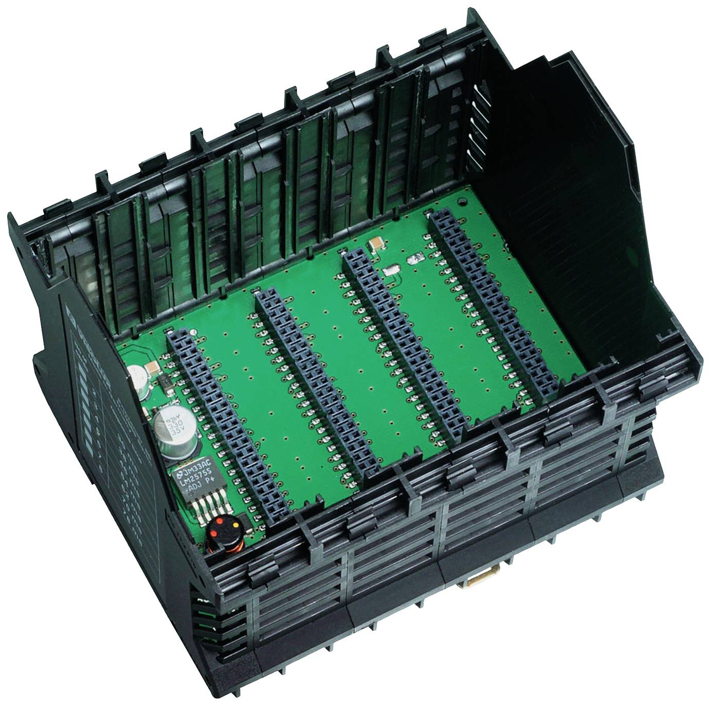 'Boîtier électronique ouvert avec carte de circuit imprimé verte et plusieurs connecteurs. Vue intérieure montrant des composants électriques.'