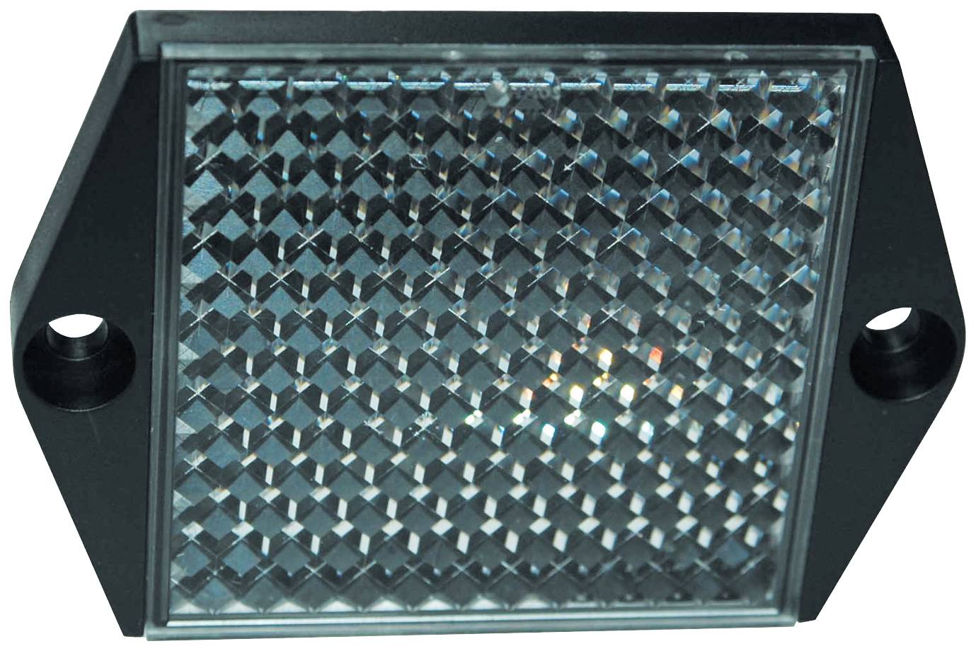 Un réflecteur rectangulaire avec un motif de lignes diagonales dans un cadre noir, utilisé à des fins optiques.