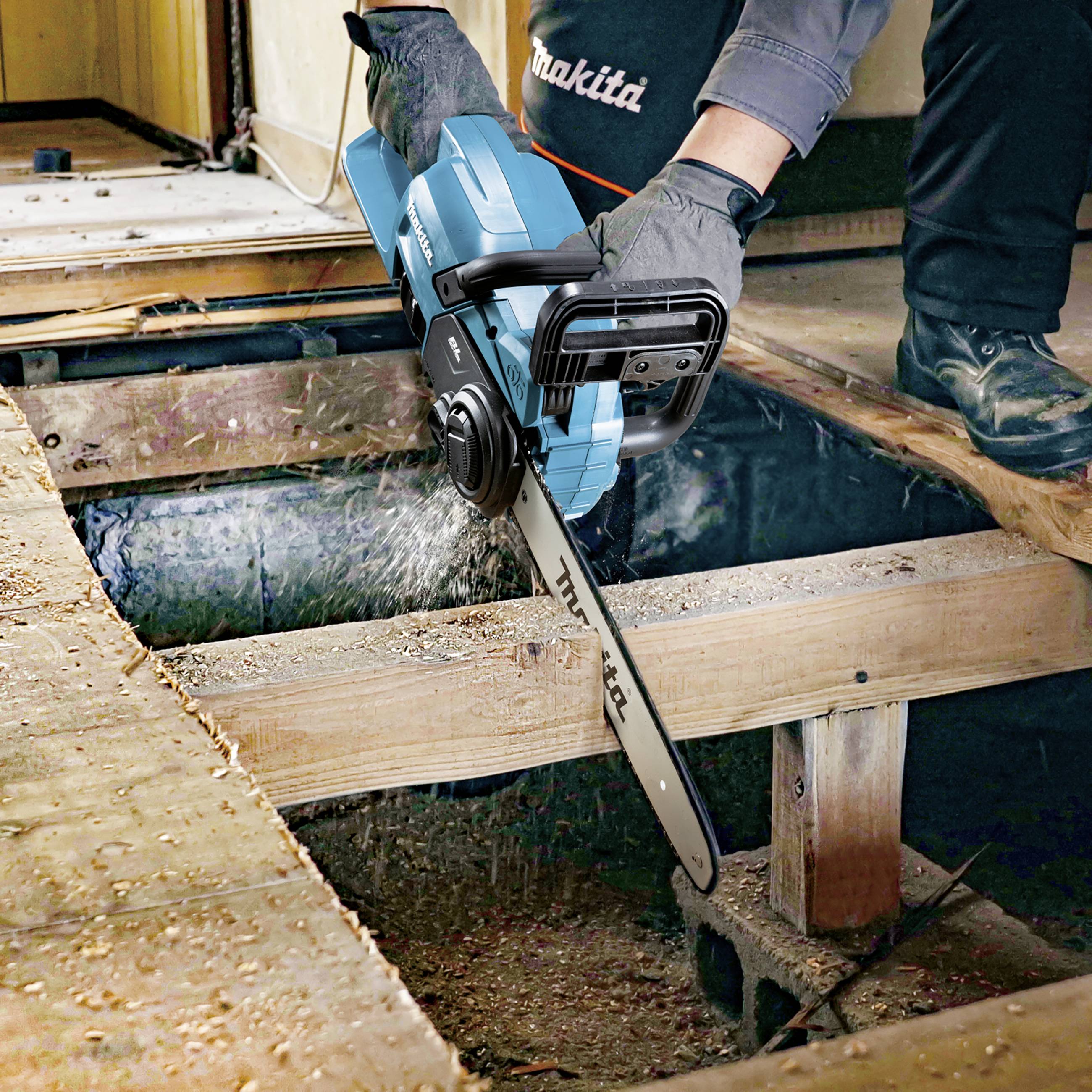 Une personne utilise une tronçonneuse bleue pour scier une poutre en bois. Des copeaux de sciure volent. L'environnement ressemble à un chantier de construction.