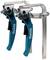 Deux serre-joints bleus et argentés de la marque Makita, fabriqués en métal et en plastique, sont placés verticalement côte à côte.