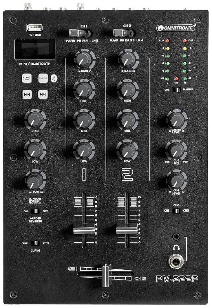 Une table de mixage noire Omnitronic avec deux sections de canaux, des potentiomètres pour le volume, les basses, les médiums et les aigus. En haut à gauche, une connexion USB et un bouton MP3/Bluetooth.