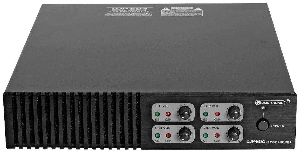 Un amplificateur noir portant l'inscription 'DJP-604 Class Amplifier' sur sa façade. Quatre potentiomètres de volume et un interrupteur marche/arrêt sont visibles.