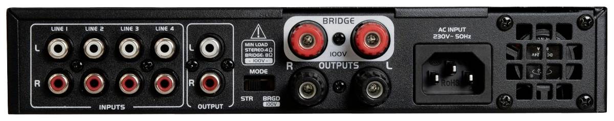 Arrière d'un appareil audio avec différentes entrées (connexions RCA) et sorties ainsi qu'une prise d'alimentation secteur.