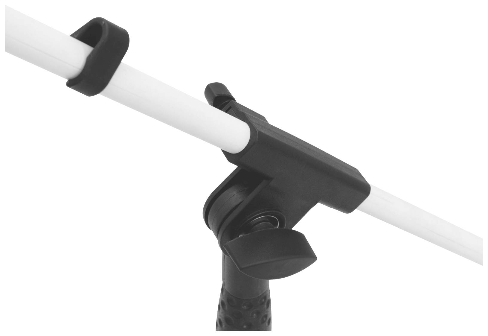 Un support noir maintient une tige blanche sur un tube métallique vertical.
