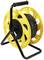 Un tambour de câble jaune avec un câble noir enroulé et une poignée de transport.